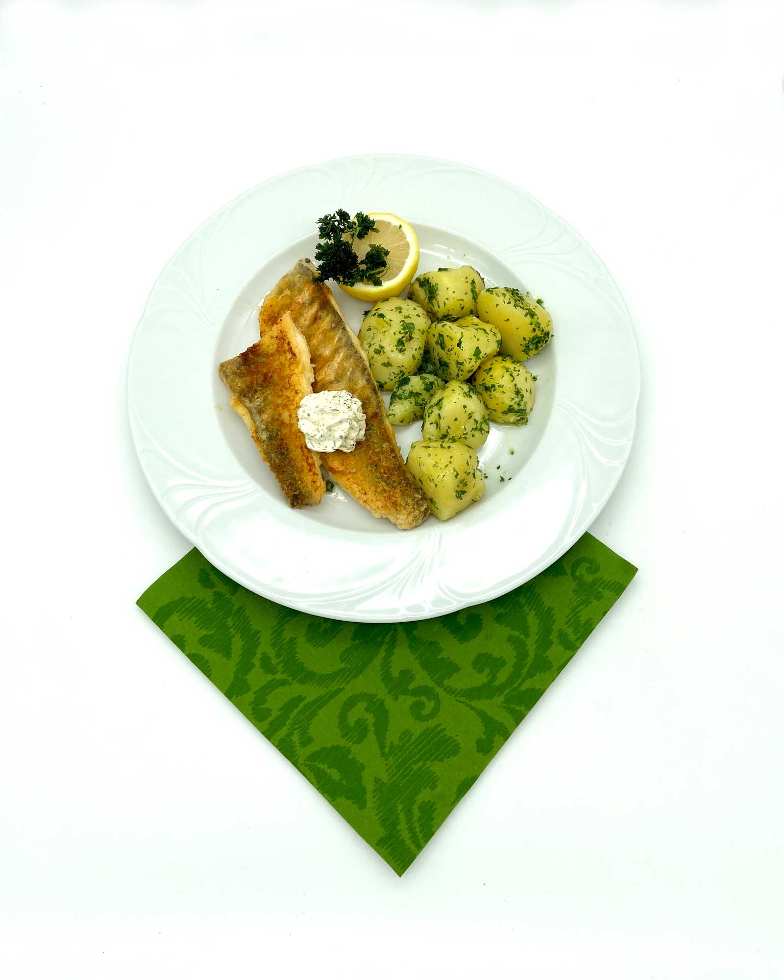 Gegrilltes Zanderfilet mit Petersilerdäpfeln  & Kräuterbutter