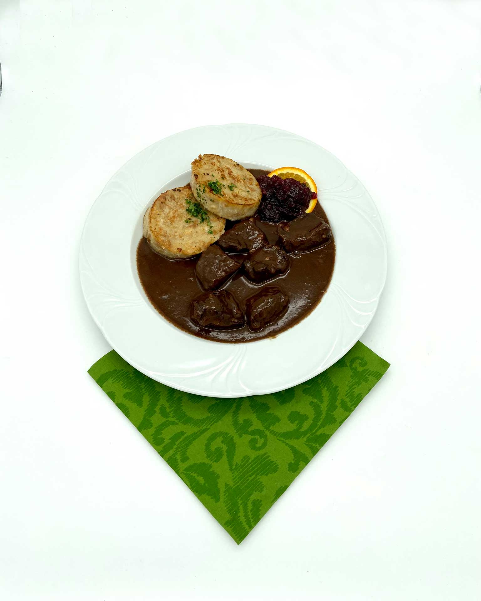 Rehragout mit Semmelknödel & Preiselbeeren