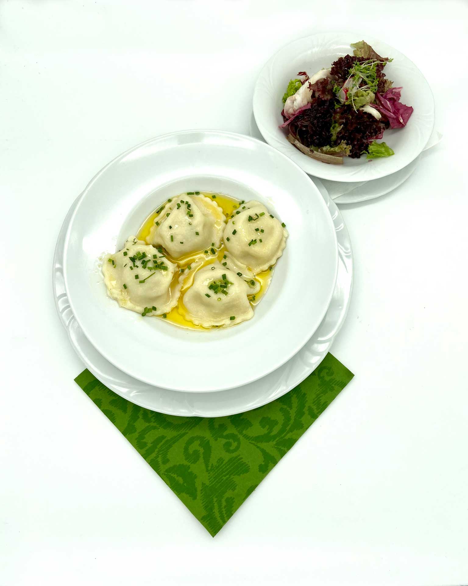 Vegane Kärntner Kasnudeln aus der Norischen Nudelwerkstatt mit Flora-Butter und Blattsalat