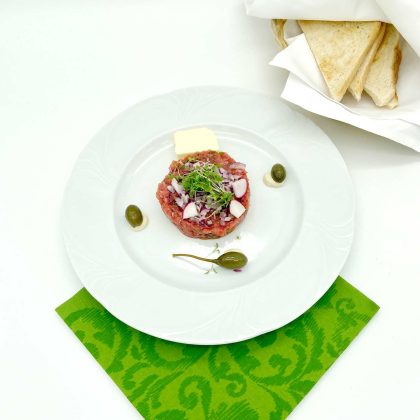 Beef-Tartare-mit-Butter-und-Toast