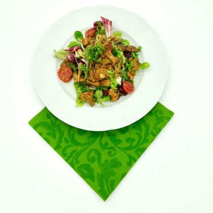 Blattsalat-mit-sautierten-Eierschwammerl-&Kirschparadeiser