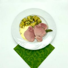 Duroc-Beinschinken-mit-Marchfelder-Spargel,-Sauce-Hollandaise-und-Petersilerdäpfeln