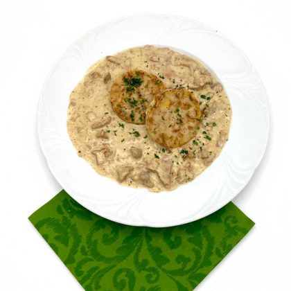 Eierschwammerlrahmsauce-mit-Serviettenknoedel