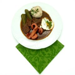 Fiakergulasch-mit-Semmelknödel,-Spiegelei,-Würstel-und-Gurkerl_sauber