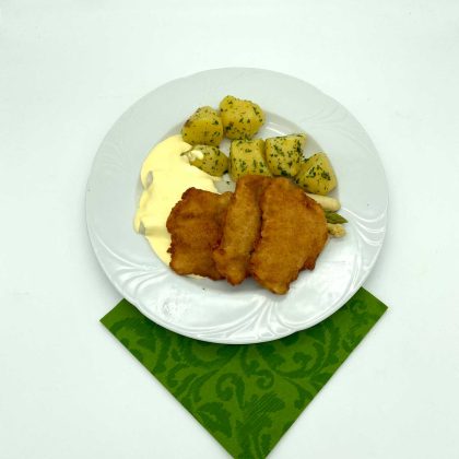 Gebackene-Dukatenschnitzerl-vom-Schweinsfilet-mit-Marchfelder-Spargel,-Sauce-Hollandaise-und-Petersilerdäpfeln