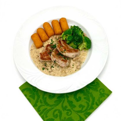 Gegrillte-Schweinsmedaillons-mit-Eierschwammerlrahmsauce,-Brokkoli-und-Kroketten-
