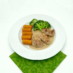 Gegrillte_Schweinsmedaillons_auf_Pfefferrahmsauce_mit_Brokkoli_und_Kroketten
