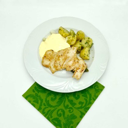 Gegrilltes-Hühnerfilet-mit-Marchfelder-Spargel,_-Sauce-Hollandaise-und-Petersilerdäpfeln