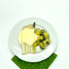 Marchfelder-Solospargel-mit-Sauce-Hollandaise-und-Petersilerdäpfeln