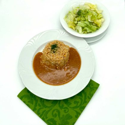 Reisfleisch-mit-grünem-Salat