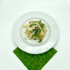 Spargelrisotto-mit-Pinienkernen,-Rucola-und-Parmesan